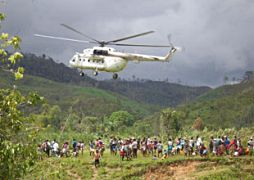 Hubschrauber liefert Hilfsgüter für die Einwohner eines Dorfes in Madagaskar 