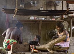 Inhäusiges Kochen bei indigenen Einwohnern in Rio Sucio, Kolumbien, 14. Juni 2006 